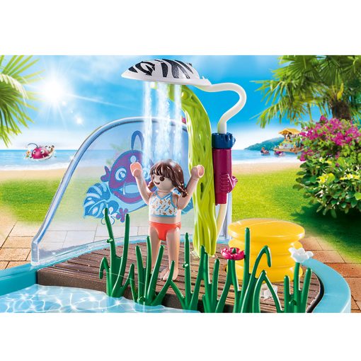 small pool with water sprayer 3