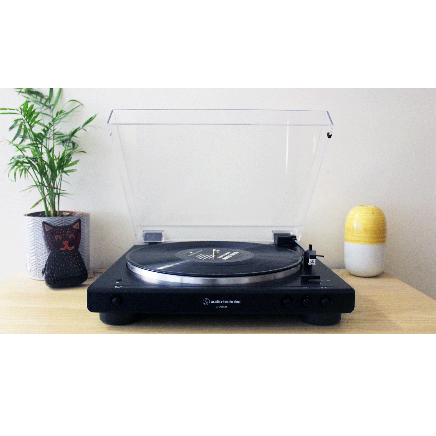 Audio-Technica AT-LP60XBT skivspelare placerad på ett träbord i hemmiljö