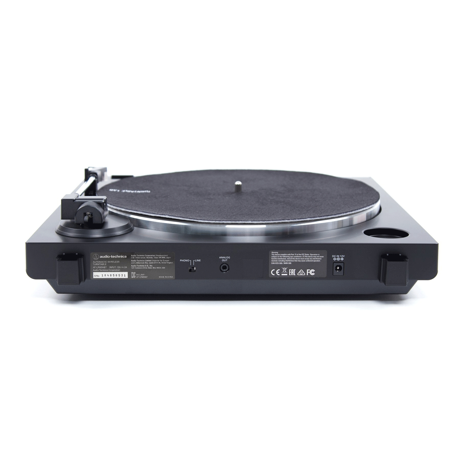 Baksidan av Audio-Technica AT-LP60XBT med phono/linje-brytare, analog utgång och strömanslutning