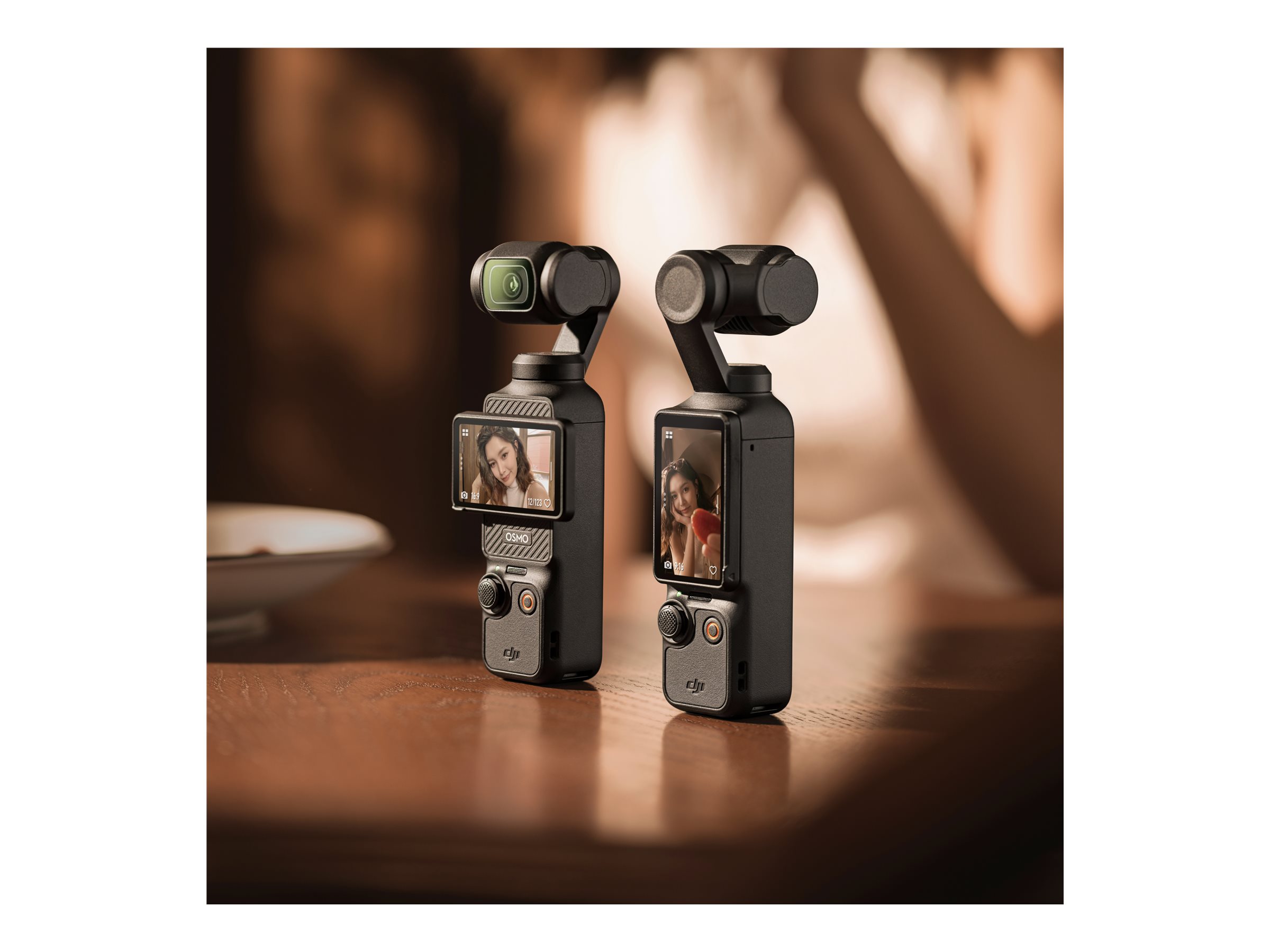 Två DJI Osmo Pocket 3 kameror på ett bord i varmt ljus