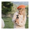Person som filmar utomhus med DJI Osmo Pocket 3 i handen