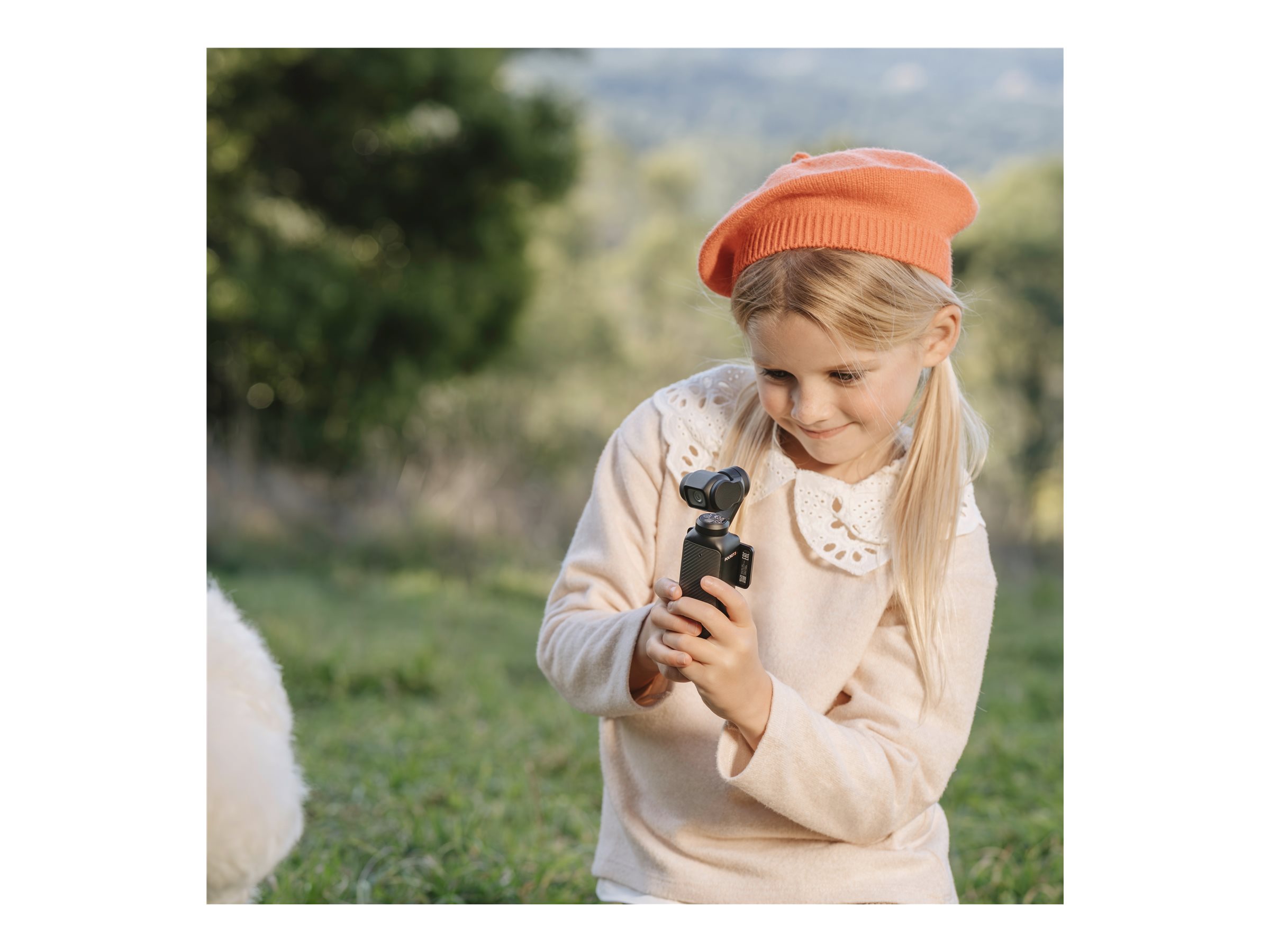 Person som filmar utomhus med DJI Osmo Pocket 3 i handen