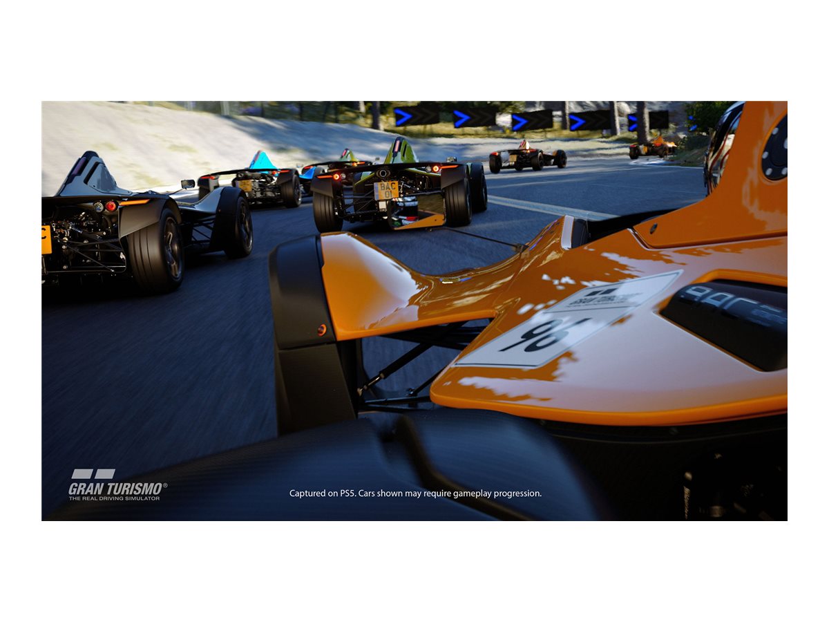 Skärmbild från Gran Turismo 7 med orange racingbil på banan