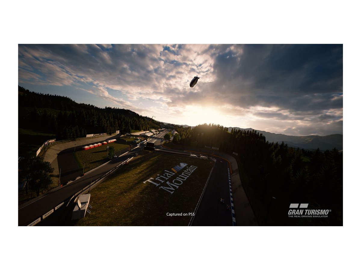 Skärmbild från Gran Turismo 7 med racingbana i kvällsljus