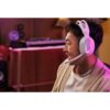Person som bär Logitech G G522 gaming-headset i vitt
