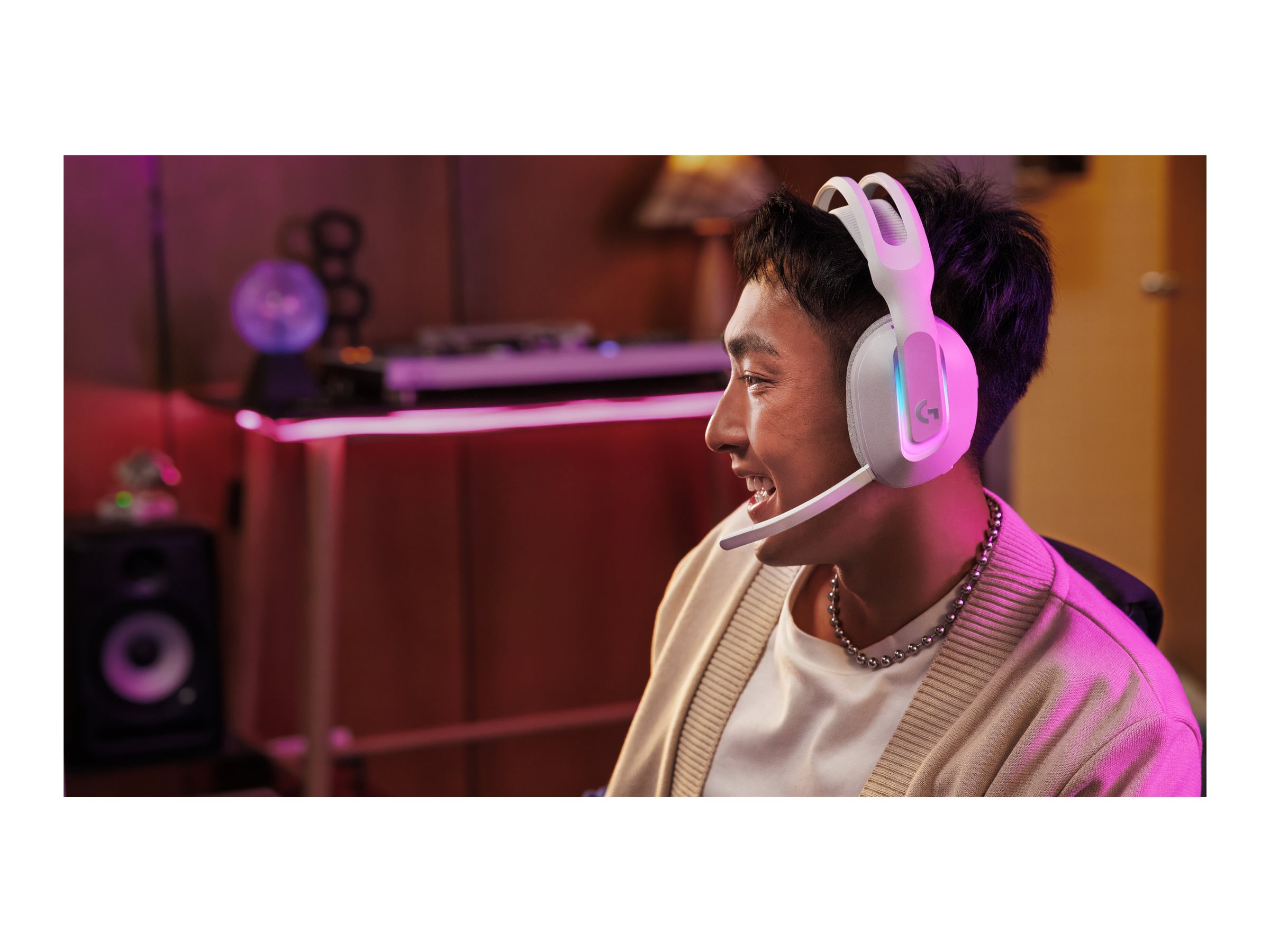 Person som bär Logitech G G522 gaming-headset i vitt
