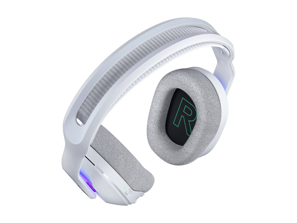 Logitech G G522 i vinklad närbild med R-markering på hörlapp