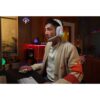 Gamer som spelar med Logitech G G522 headset framför datorn