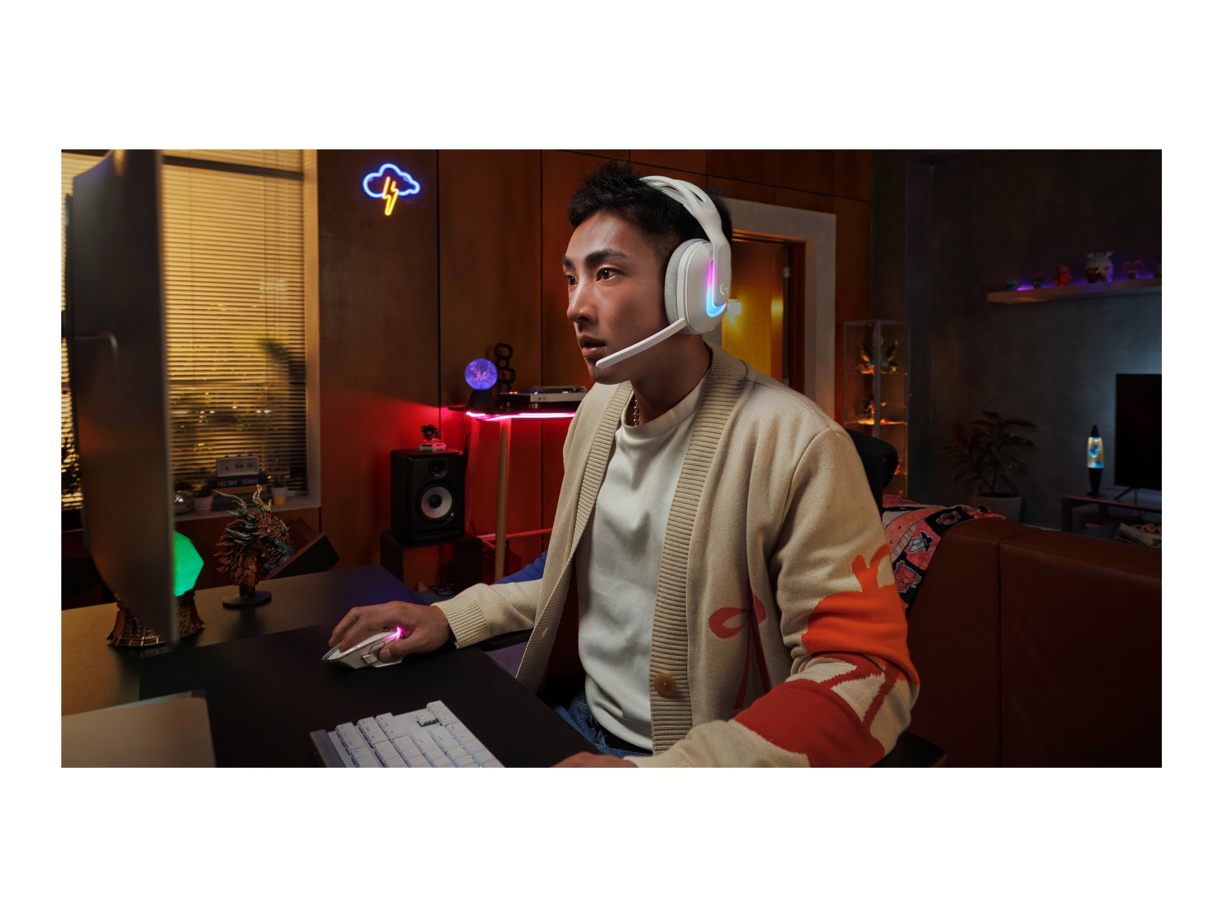 Gamer som spelar med Logitech G G522 headset framför datorn