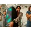 Personer dansar med JBL PartyBox Stage 320