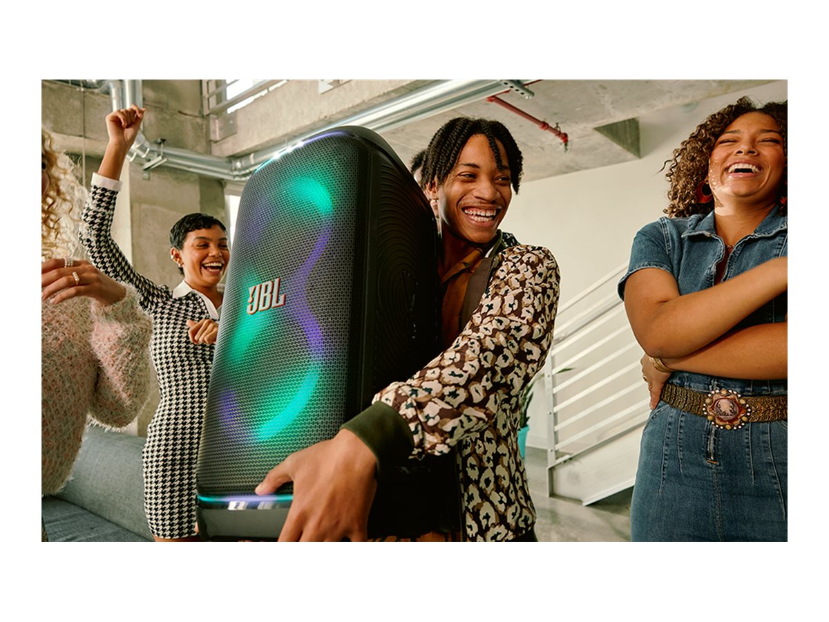 Personer dansar med JBL PartyBox Stage 320