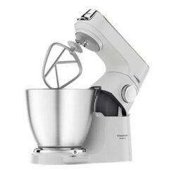 Kenwood Titanium Chef Baker XL i vitt, sedd snett framifrån med ballongvisp monterad i den rostfria skålen.