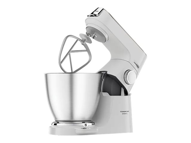 Kenwood Titanium Chef Baker XL i vitt, sedd snett framifrån med ballongvisp monterad i den rostfria skålen.