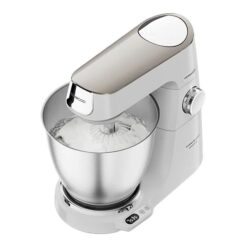 Kenwood Titanium Chef Baker XL KVL65.001WH vispar grädde i skålen med den inbyggda digitala vågen synlig i basen.