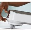 Närbild på en hand som lyfter det tiltbara mixerhuvudet på Kenwood Titanium Chef Baker XL.