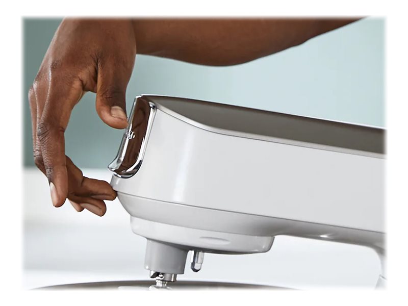 Närbild på en hand som lyfter det tiltbara mixerhuvudet på Kenwood Titanium Chef Baker XL.