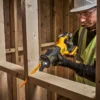 DeWALT DCS382N-XJ 18V XR Bajonettsåg Solo – Utan Batteri – i användning vid kapning i trä