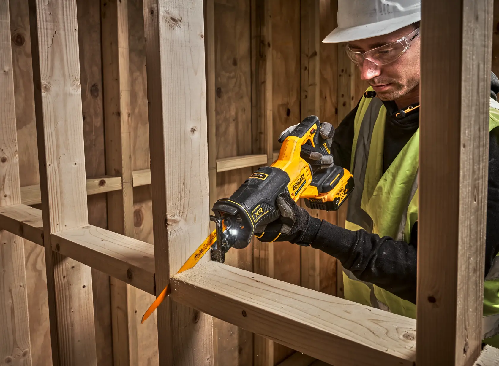 DeWALT DCS382N-XJ 18V XR Bajonettsåg Solo – Utan Batteri – i användning vid kapning i trä