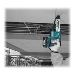 Makita DFR550Z autoframförsskruvdragare används vid montering av takpaneler