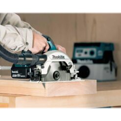 Makita DHS660Z cirkelsåg vid sågning i trä med dammsugare ansluten