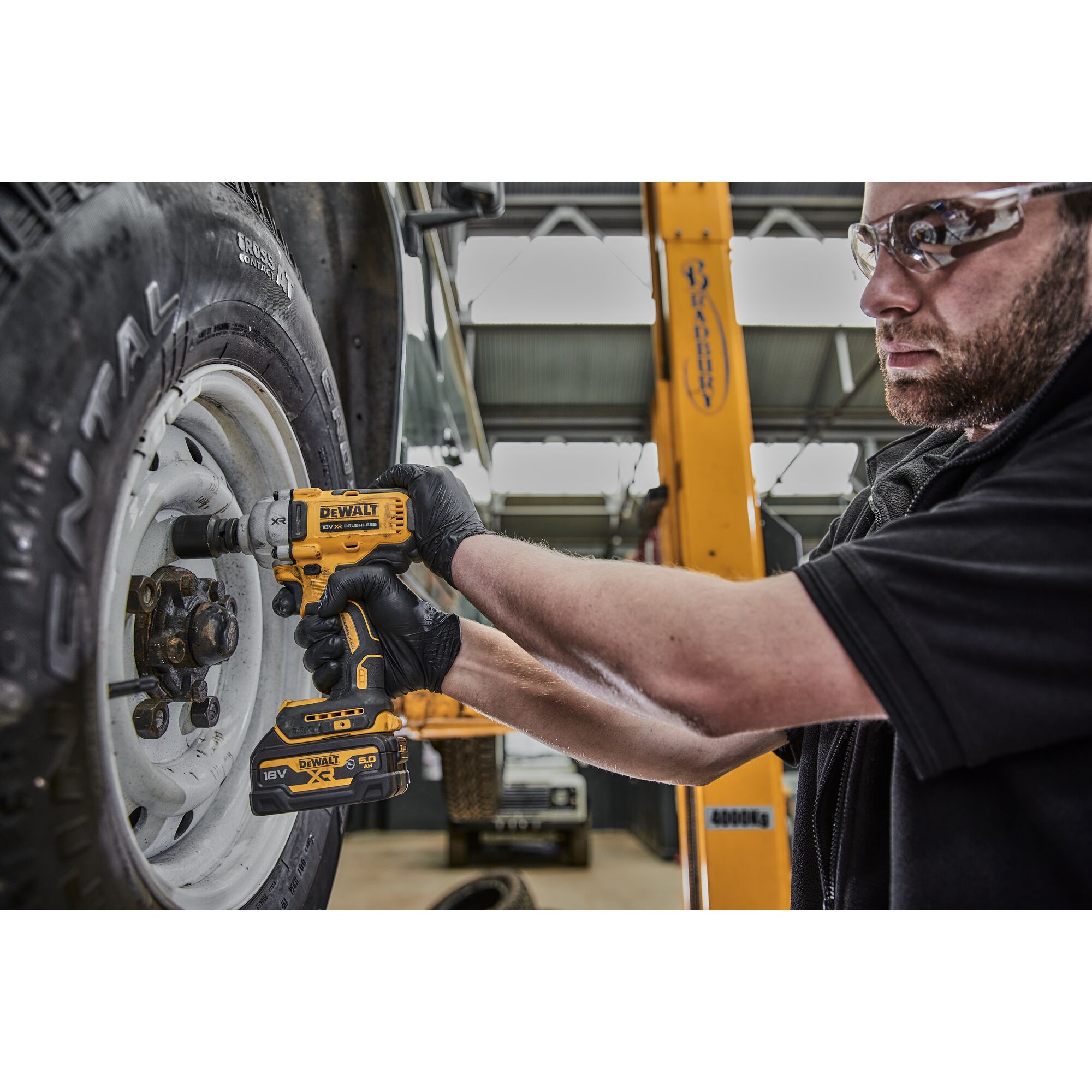 DeWALT DCF891NT-XJ används på hjulbultar