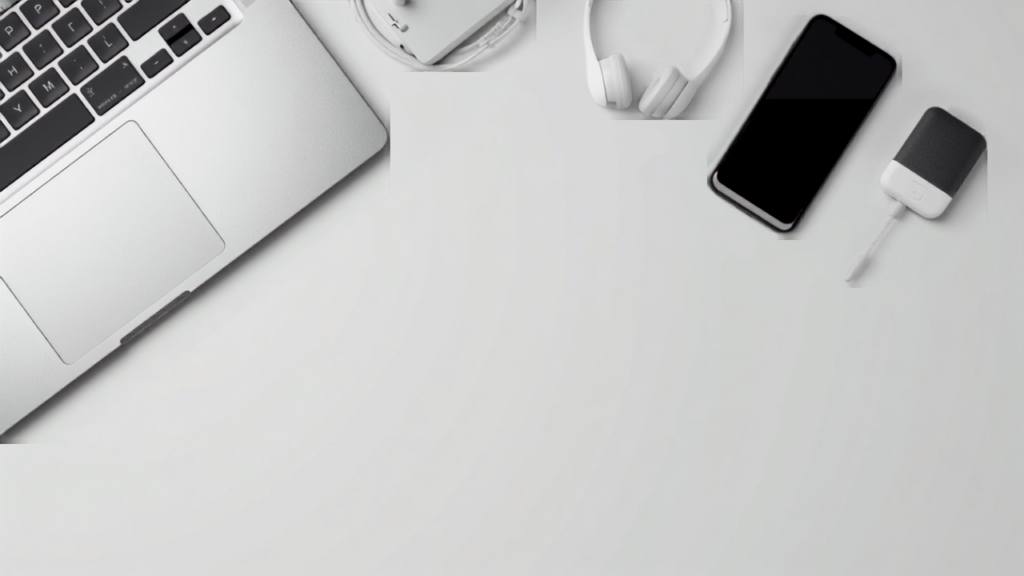 Tech infor skolstart laptop, horlurar, mobil och powerbank pa ljust skrivbord, Mobilmarket