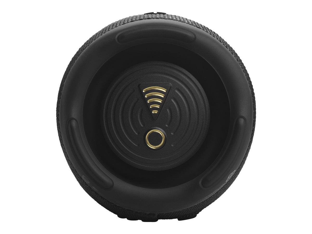 JBL Charge 5 Wi-Fi högtalare svart, i användning utomhus