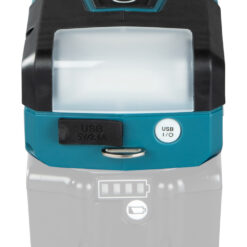 Makita DML817 LED-arbetslampa rakt framifrån med USB-uttag och strömbrytare