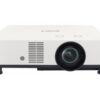 Sony VPL-PHZ51 projektor i vinkel med Sony-logotyp synlig