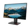 Lenovo ThinkVision T27Q-40 sedd i vinkel med Lenovo-logotyp på foten