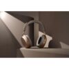 Sennheiser MOMENTUM 4 Wireless hörlurar i brun, miljöbild