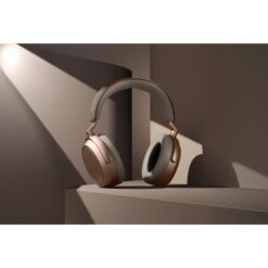 Sennheiser MOMENTUM 4 Wireless hörlurar i brun, miljöbild