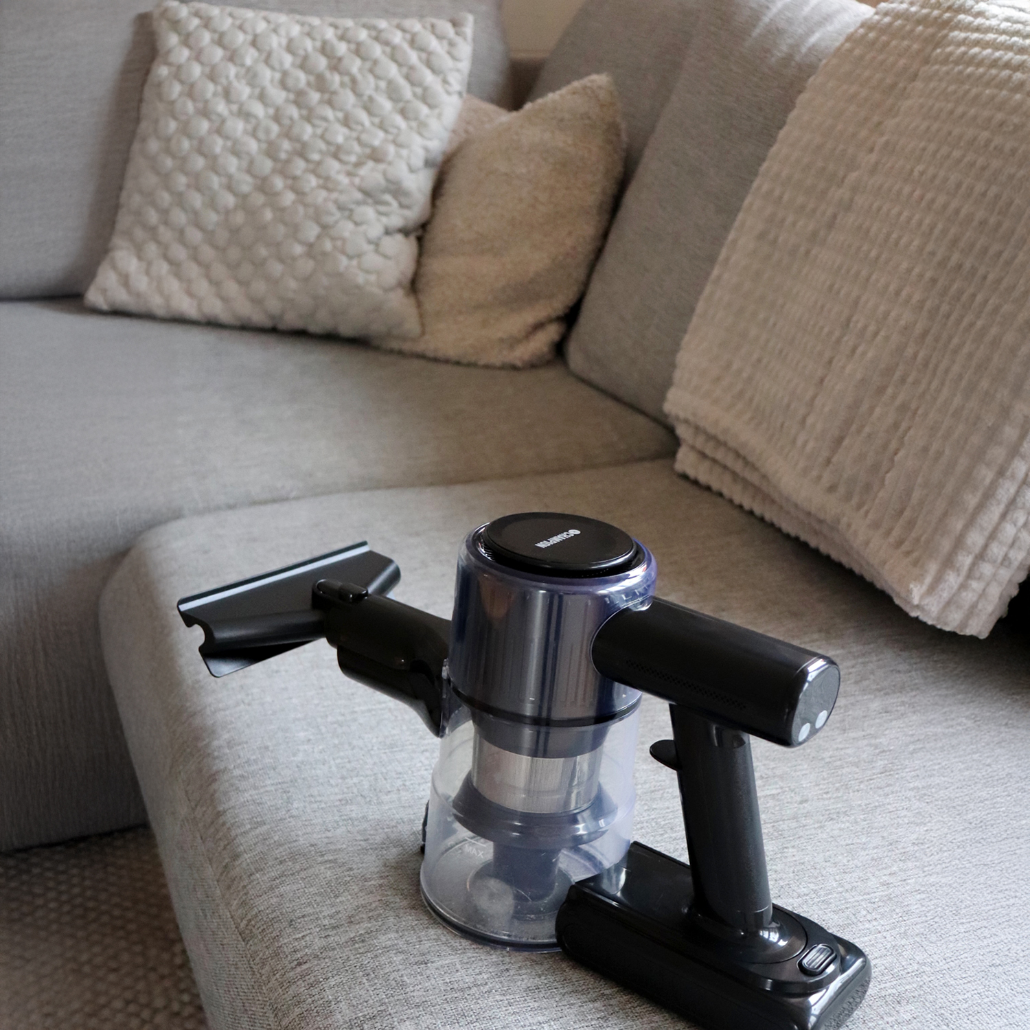 Champion SVC400 handdammsugare i användning i soffa