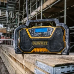 DeWalt DCR029-QW 18V XR Compact Bluetooth-radio på byggarbetsplats