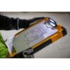 DeWALT DWST82732-1 TSTAK dokumentsamlare med inbyggd LED-belysning i användning på byggarbetsplats