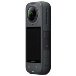 Insta360 X5 360° actionkamera i svart, snett framifrån