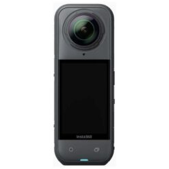 Insta360 X5 actionkamera sedd framifrån med pekskärm