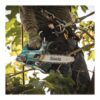 Arborist använder Makita DUC306Z kedjesåg högt uppe i ett träd