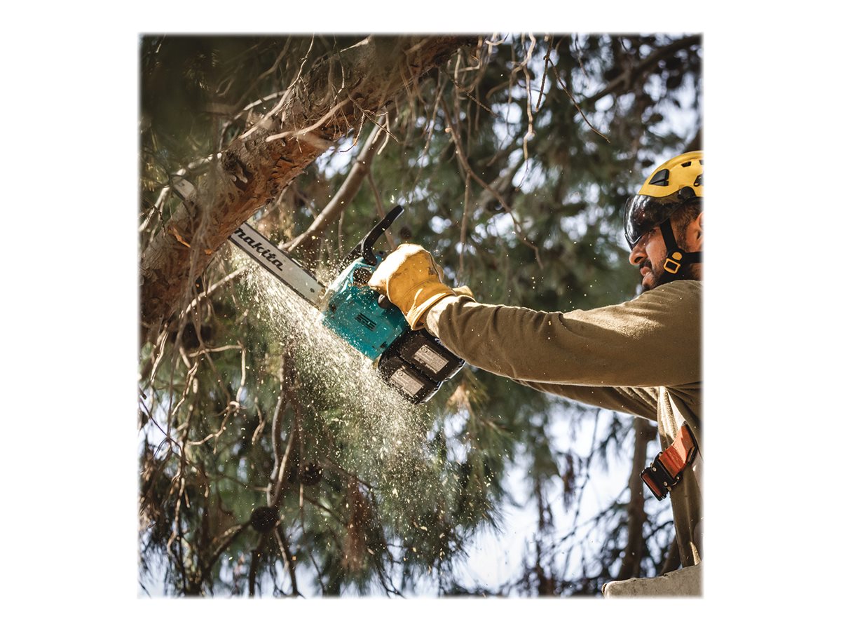 Person med hjälm sågar en gren med Makita DUC306Z kedjesåg