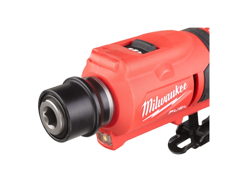 Milwaukee M12 FTB-0 Fuel Däckbuffer, närbild på det vinklade 7/16-tums snabbytesfästet