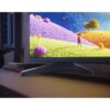 Närbild på Philips 50PUS7001/12 TV:ns smala stativfot på ett bord