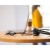 Poly Voyager 4320 headset på skrivbord bredvid laptop