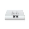 Nätverksportarna på undersidan av Ubiquiti UniFi U6 Mesh Pro accesspunkt