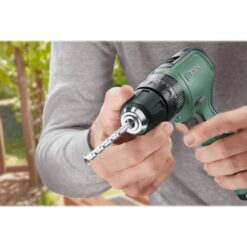 Närbild på nyckellös chuck på Bosch UniversalDrill 18 där ett borr sätts i