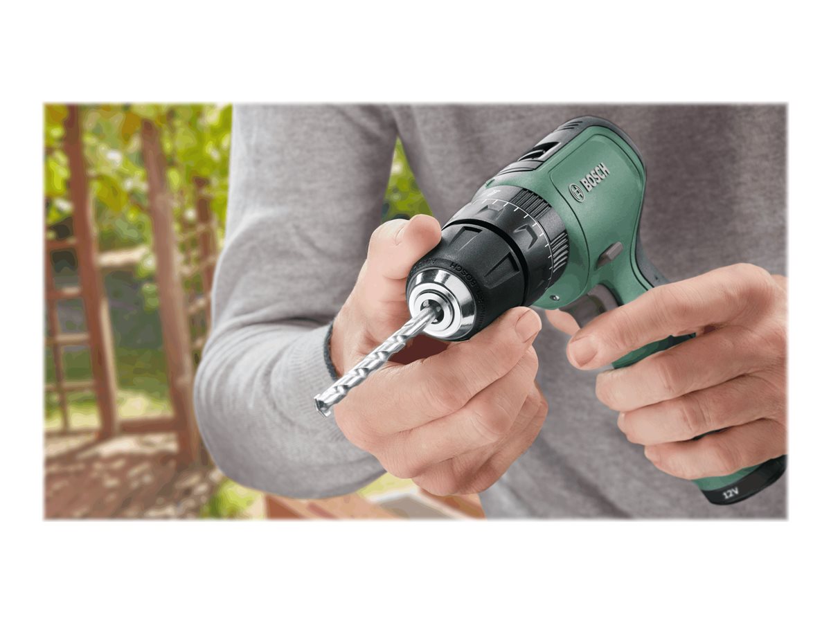 Närbild på nyckellös chuck på Bosch UniversalDrill 18 där ett borr sätts i