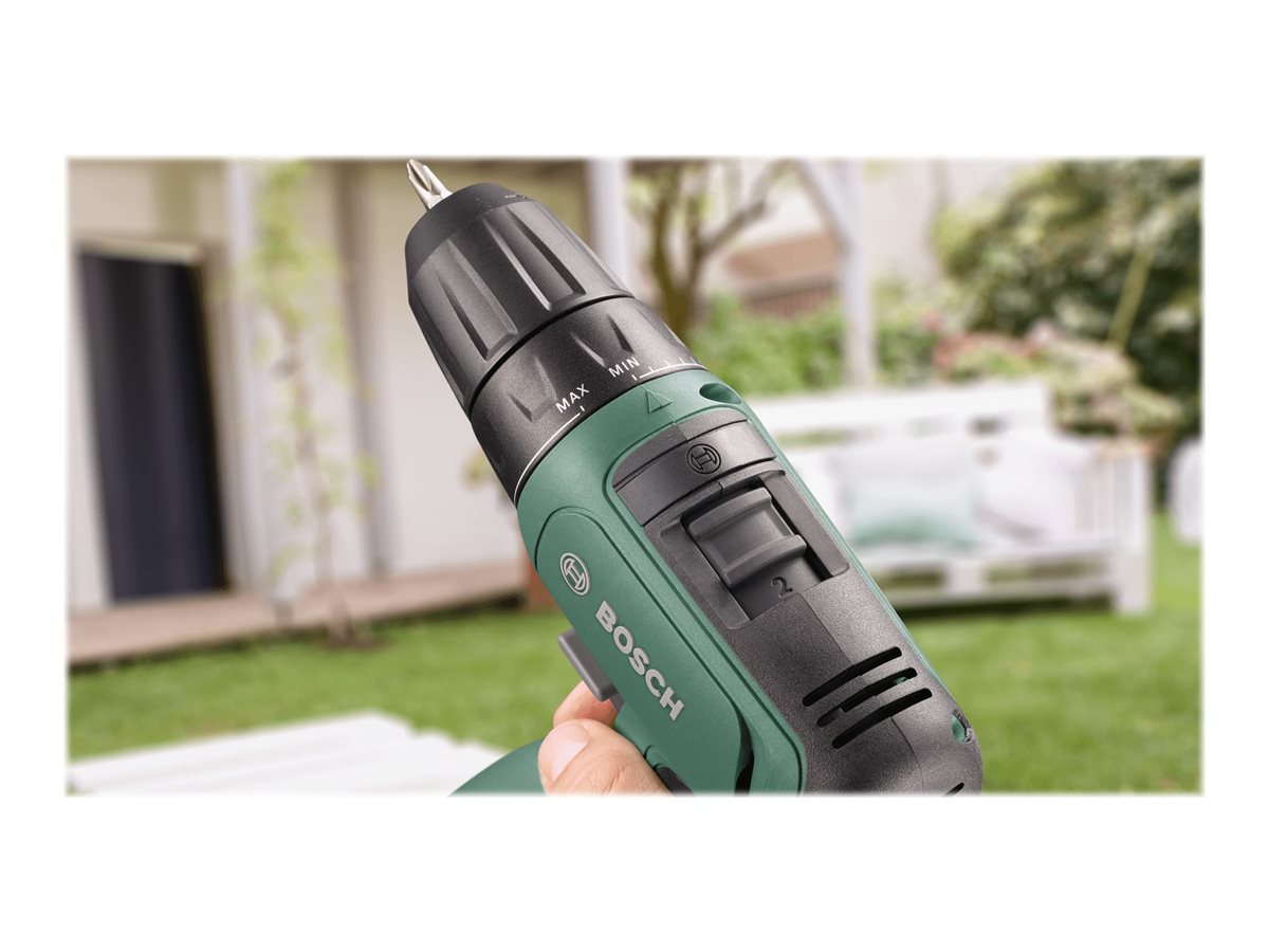 Bosch UniversalDrill 18 hållen i handen under borrning, bilden visar maskinen med batteri