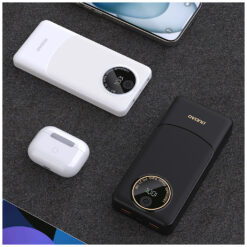 Dudao K12Pro powerbank vit tillsammans med mobiltelefon och hörlurar
