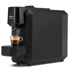 Svart Girmi MC75 Caffè Concerto kaffepadmaskin som brygger en kopp espresso