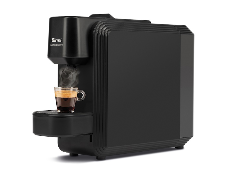 Svart Girmi MC75 Caffè Concerto kaffepadmaskin som brygger en kopp espresso