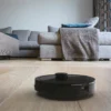 Hoover HG4 robotdammsugare på trägolv framför soffa